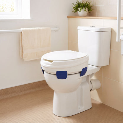 Toilettensitzerhöhung 11 cm mit Deckel montiert im Badezimmer