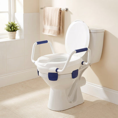 Toilettensitzerhöhung mit Armlehnen & Deckel montiert im Badezimmer