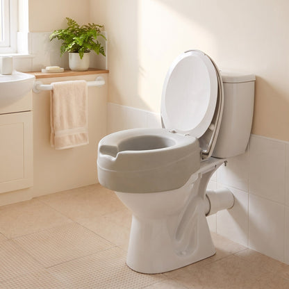 Weich gepolsterte Toilettensitzerhöhung 14 cm montiert im Badezimmer